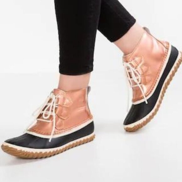SOREL Out N About Metallic Rose Gold/Black Waterproof Rain Snow Duck Boots - Picture 1 of 10